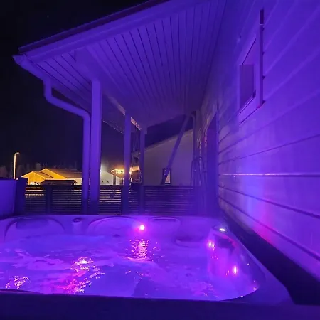 Aurora With Jacuzzi Villa Rovaniemi